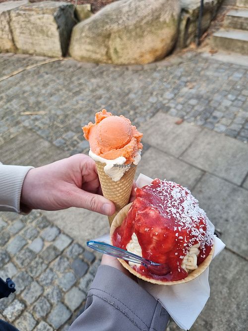 Sizilianische Orange (schmeckt etwas wie Tiktak Orange) + Vanille auf Mandelbasis (mega lecker!!) + Spaghettieis (ersatzweise wegen Reperatur mit Erdbeereis statt Sahne) at Der Eismacher in Bremen