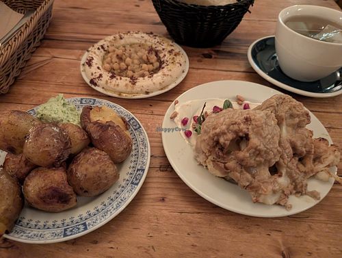 Kartoffel, Hummus und Blumenkohl at Cafe Pilz in Berlin
