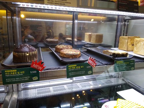 Three labelled vegan cakes at Smoothie King in Busan