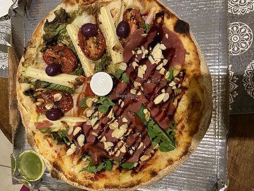 Meia Eros e meia Hera e um potinho extra de pesto vegano para chuchar a borda. Uma delícia!!!!  at Coratina Pizzaria & Forneria in Curitiba