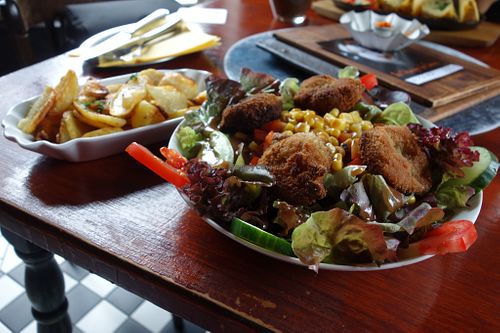 vegan "BahnhofsvorsteherIN Brood Grumbeere" at Bahnhof Würzbach in Wurzbach