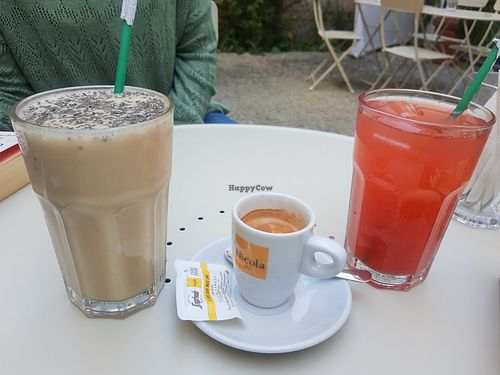 Smoothie lemonade and coffee at Maria Limão in Porto