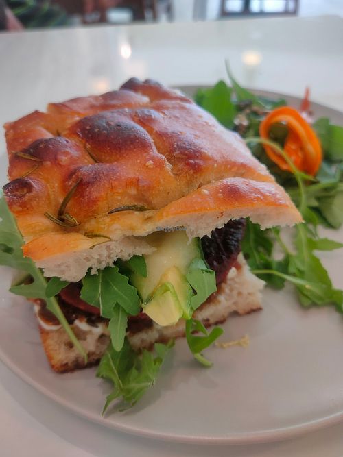 Bagel vegano version focaccia at Maria Limão in Porto