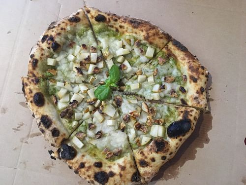 Verde pizza
Broccoli blue pesto, blue cheese, pears and nuts. at Plant Base in Lisbon