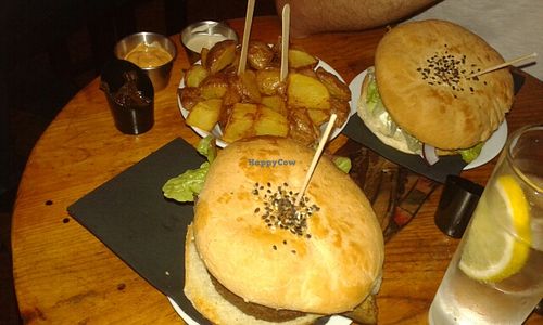 Incomparables hamburguesas de frijoles negros y miso. Deliciosas bravas veganas at Cat Bar in Barcelona