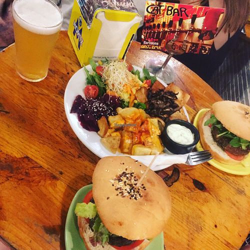 Crazy’s burger and plate of the day at Cat Bar in Barcelona