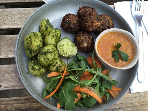 Dish of the day : veggie-balls with potatoes salad with pesto at A Obra in Lisbon