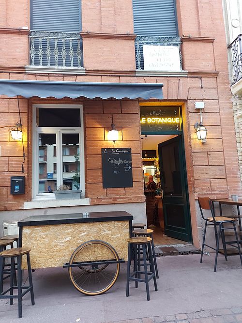 Front door at Le Botanique in Toulouse