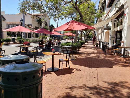 outdoor street dinning at Oppi'z in Santa Barbara