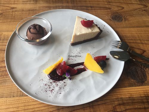 Cheese cake, chocolate ice cream and fruit  at Cul-De-Sac　 in Yokohama