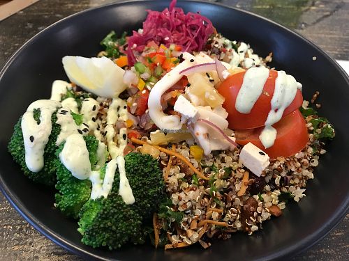Hawaian pokebowl at Wise Cicada Wholefood Cafe in Auckland