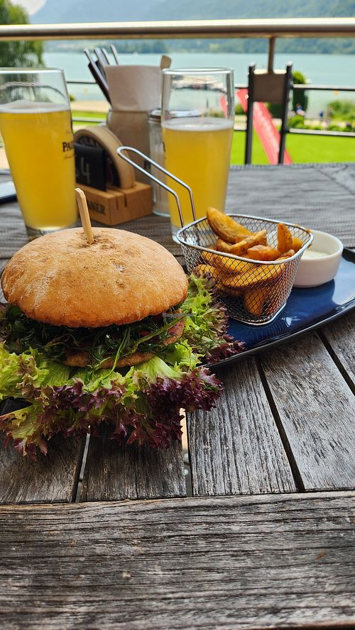 Veganer Burger mit Wedges at Charivari in Schliersee