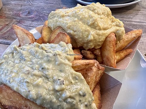 fries & hummus  at Gustav Grün in Oldenburg