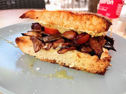 Focaccia de verduras con queso vegano. at Amapola Tasty Moments in Valencia