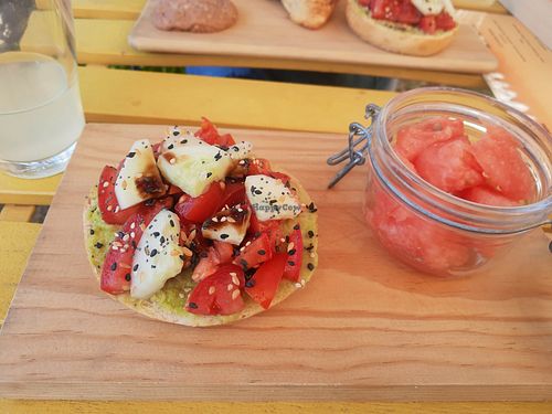 €4.50 half a bagel with guacamole, fruit not included! at The Happy Nest in Porto