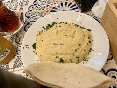 hummus  at BESH in Berlin