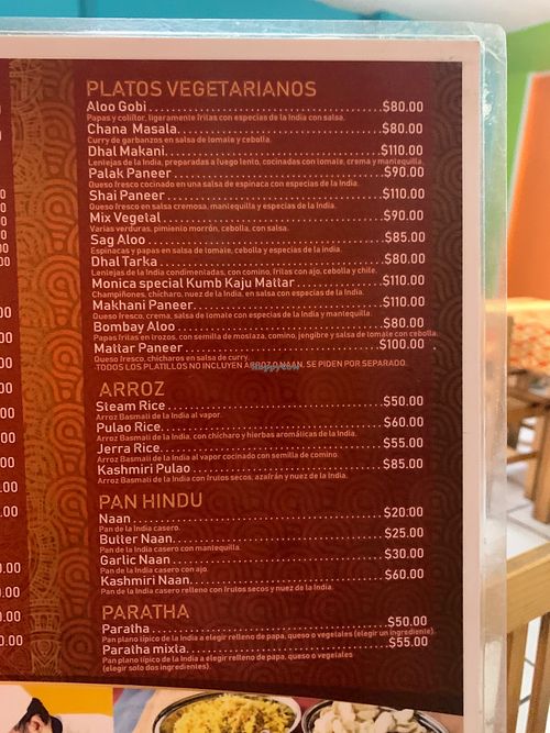 Vegan dishes: aloo gobi, chana masala, sag aloo, dhal tarka, and Bombay aloo. Monica special and mix vegetal can be vegan on request. The plain, garlic, and Kashmiri naan are vegan at Mónica Restaurant Hindú in Oaxaca