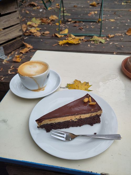 Flat white with oat milk and a vegan peanut butter cake at Gans Woanders in Munich
