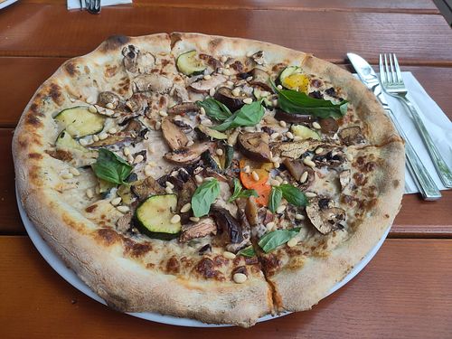 Vegan Pizza at Gans Woanders in Munich