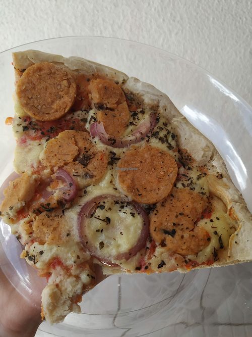 Pizza de calabresa 100% vegetal at Evegan in Belo Horizonte