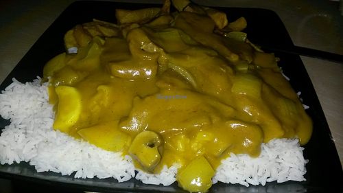 Vegan chicken curry and rice with chips at Kylin Oriental in Washington