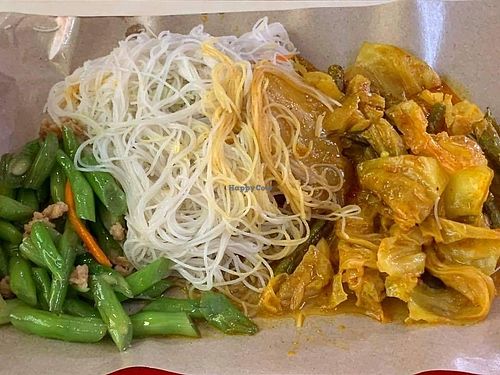 Bee hoon with French bean and curry vegetables. Photo by Mr Henry Lau aka Mr Purple. at Miao Lian 妙莲素食 in North Singapore