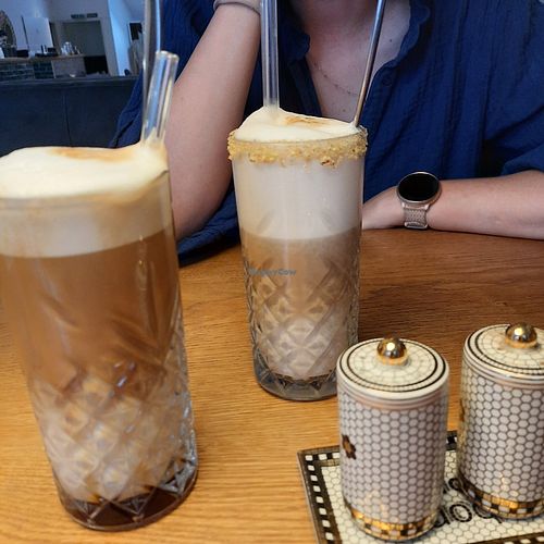 Salted-Caramel-Latte und Pistazien-Latte at Mi Chiamo Cafe in Esslingen