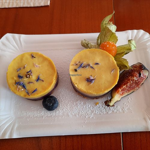 Selbst die Törtchen zum Mitnehmen wurden dekoriert at Mi Chiamo Cafe in Esslingen