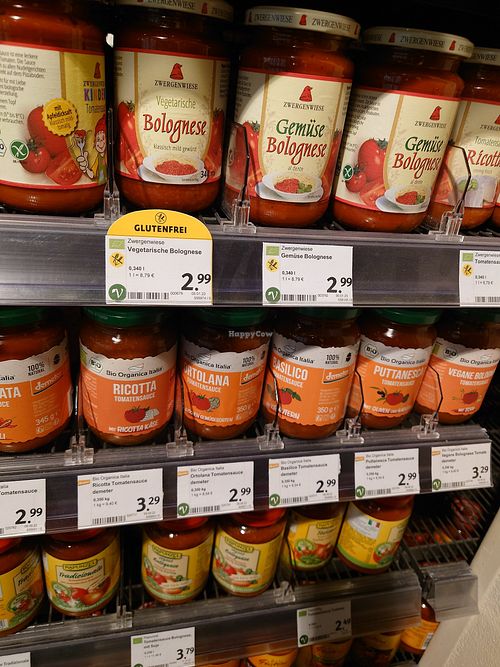 V-Kennzeichen für vegane Produkte ist sehr gut zu erkennen at denn's Biomarkt in Gruenwald