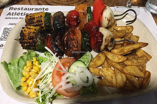“Espetada de legumes” : grilled vegetables with potatoes wedges and salad at Atlético in Faial