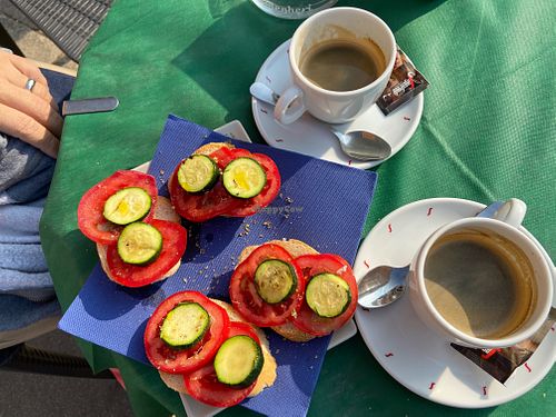 Tomatoes and braised courgette toasts (tapas) at Dodo Caffe in Venice