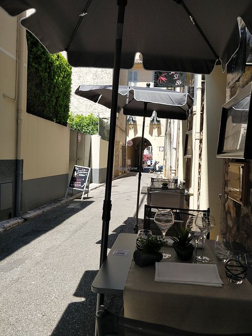 A few outdoor tables at La Cafetière Fêlée in Antibes