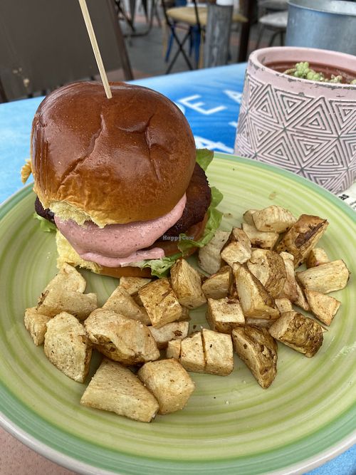 Burger without cheese comes with potatoes  at La Marmota in La Palma