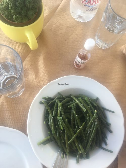 Green beans come with separate vinegar to adjust to taste at Kounaria in Tinos