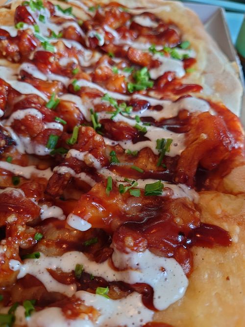 Buffalo cauliflower pinsa at Tolstoy in Vienna