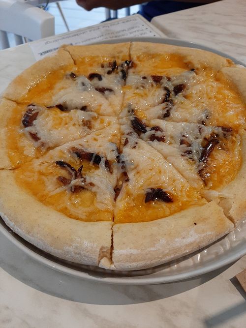 Garlic mushriom pizza at BEAN & YOLK in Muntinlupa