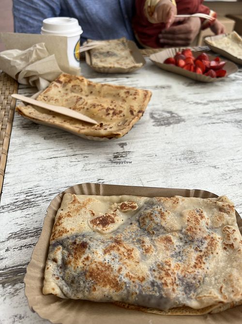 Bionella-Banane, Bionell-Marzipan, einer ohne alles + Erbeeren für das Kind und einen Chilli-Cheese-Crêpes   at Strandcreperie in Scharbeutz