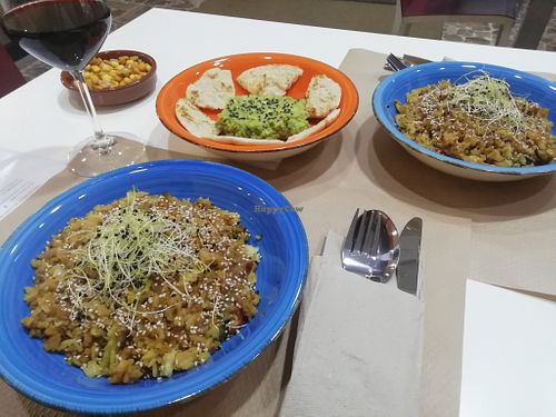 Arroz, germinados, guacamole, salsa de soja y un buen vino D.O. Rioja. La combinación perfecta para enamorar y enamorarte  at Amazonas in Vigo