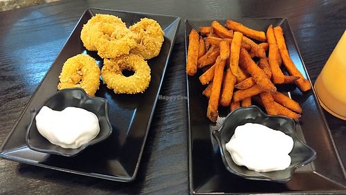 Zwiebelringe und Süßkartoffelpommes at Linh - Not Just A Restaurant in Prague