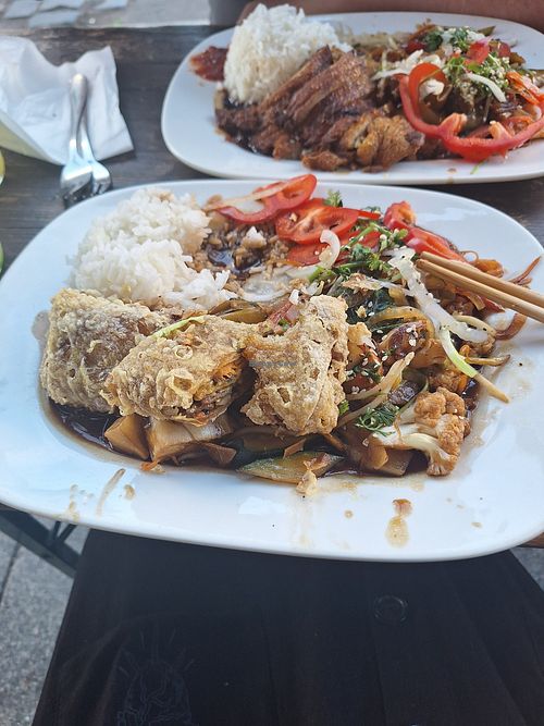 Vegane Ente mit dunkler Soße at GiMyLi in Leipzig