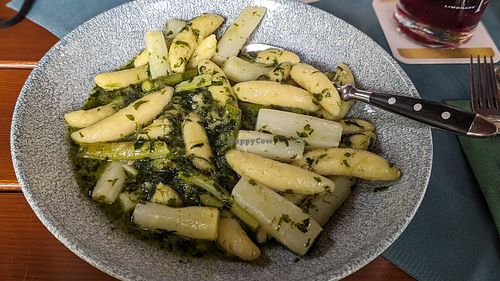 Vegane Schlupfnudeln mit weißem und grünem Spargel sowie Bärlauch Pesto at Bremerhof in Kaiserslautern