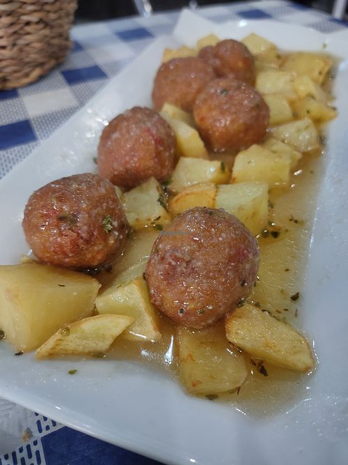 Albóndigas con patatines at Thundersgreen in Aviles