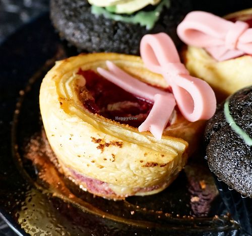 Wicked brunch: raspberry tart at Café Contresort in Paris