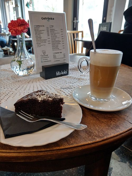 Vegan chocolate cake with latte macchiato at Omi Backt in Bochum