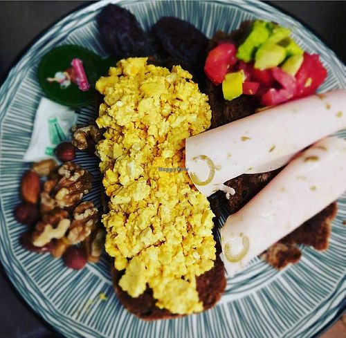 Desayuno con no huevos revueltos y embutido vegano at El Sarao de Lara in Las Rozas De Madrid