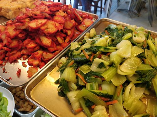 Mock char siew and green leafy vegetables at Li Yuan 利源素食 in Central Singapore