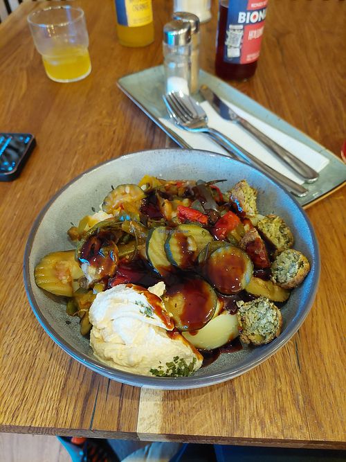 Vegan "kumpir": mashed potatoes with falafel and hummus at Breilecker in Koenigstein