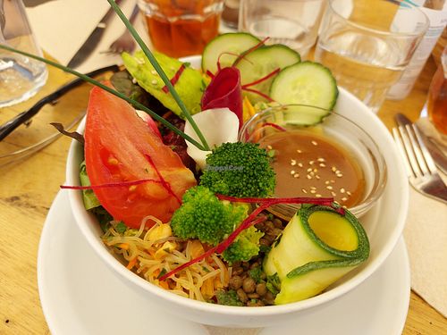 Salade de crudités : frais, délicieux, sauce divine ! at Soya Cantine Bio in Paris