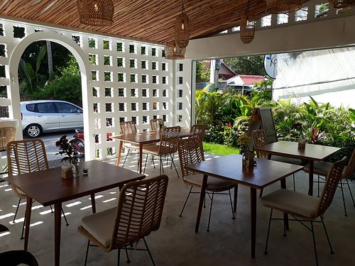 Courtyard seatinc at Warung in Koh Phangan