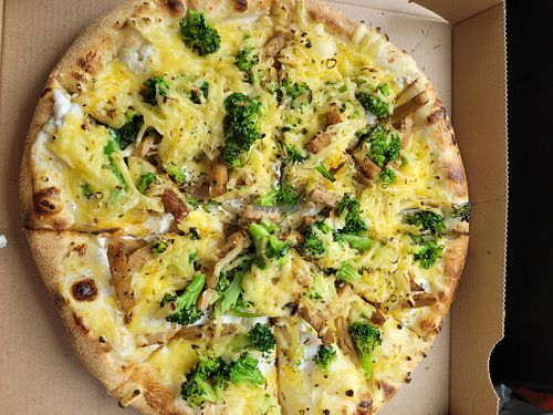 Pizza der verrückte Hutmacher (Tomatensauce wurde vergessen und statt Schnitzel sind es vegane Chicken Chunks geworden) at Pizzeria Märchenwald in Essen